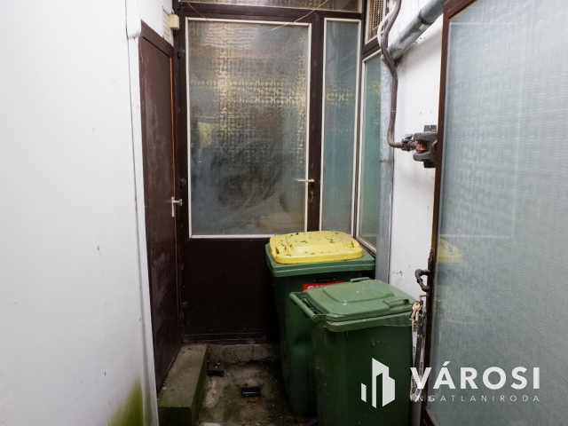 Üzlethelyiség teljes berendezéssel eladó!