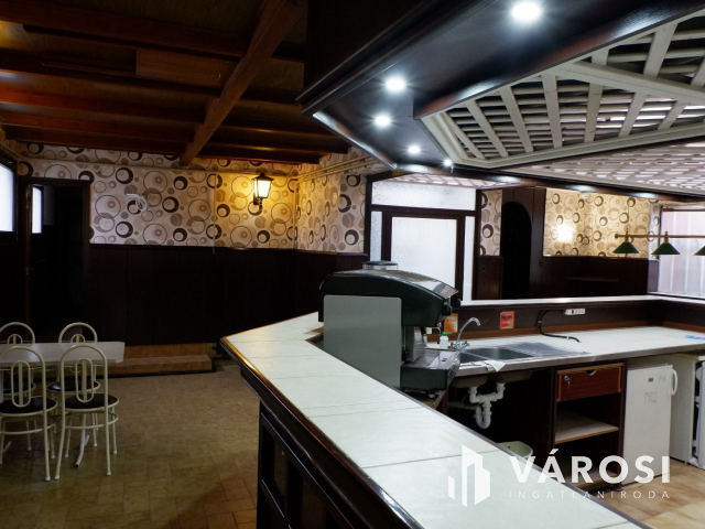 Üzlethelyiség teljes berendezéssel eladó!