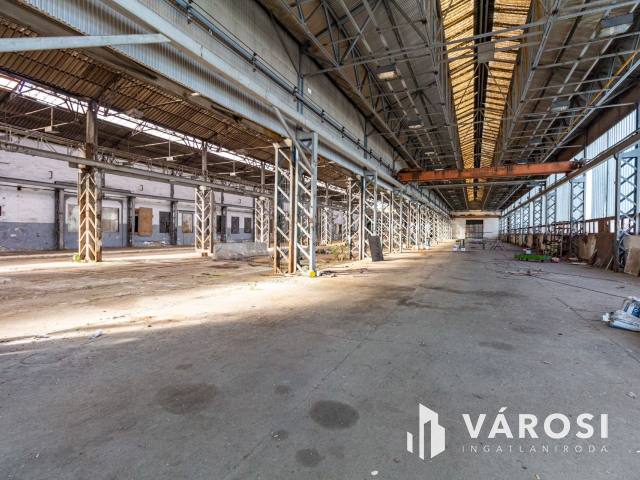 Hódmezővásárhelyen ipari övezetben csarnokok.