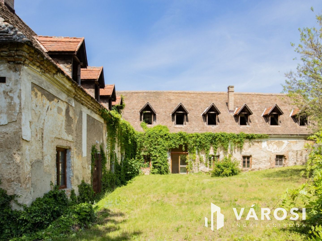 Részben felújított nemesi kúria, udvarház!