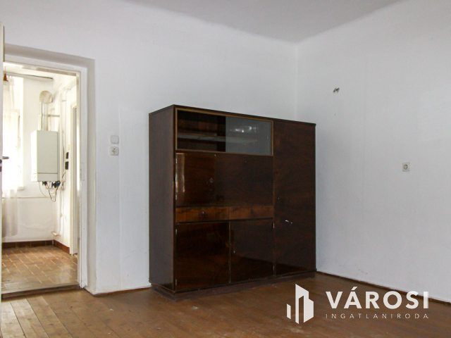 Megosztható telek, két családi házzal Únyon