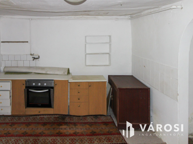 Megosztható telek, két családi házzal Únyon