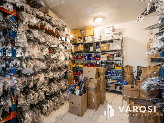 Telephely és raktár az M3 autópálya kivezetőjénél