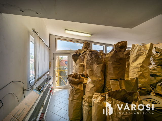 Telephely és raktár az M3 autópálya kivezetőjénél