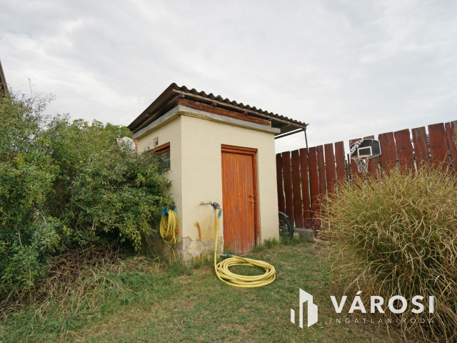 Két lakásos családi ház teljes szuterénnel eladó