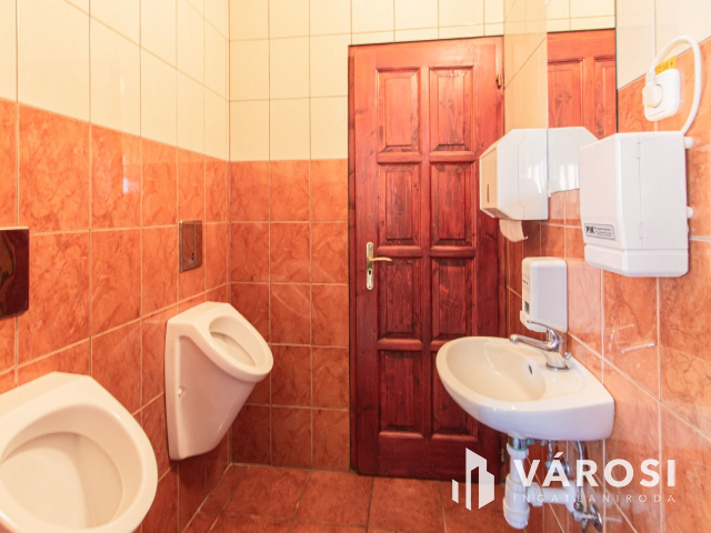 Étterem, egy Termálfürdő bejáratánál