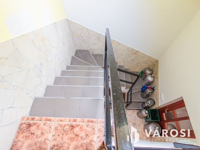 Étterem, egy Termálfürdő bejáratánál