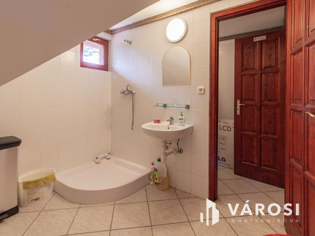 Étterem, egy Termálfürdő bejáratánál