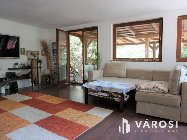 Normafa árnyékában hatalmas telekkel!