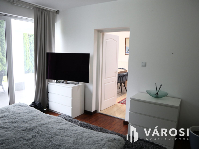 Medencés kényelem, kertvárosi környezetben!