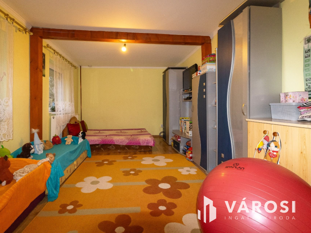 Újszerű, tetőteres téglaház az Almáskertekben