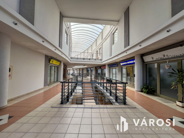Salgó Center 2. emeletén üzlethelyiség kiadó!