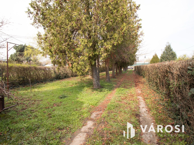 Közművesített vízparti nyaraló központi helyen!