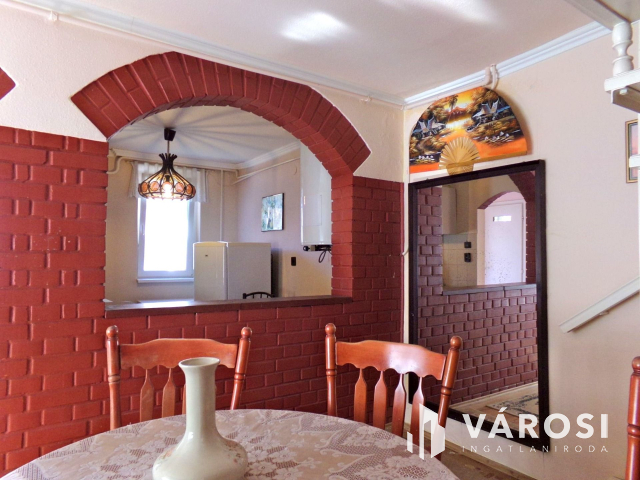 Gyulán belvárosi telek, két családi házzal eladó