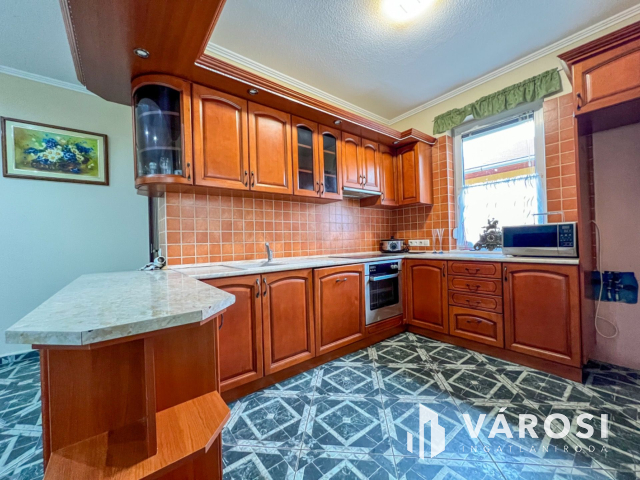 Baglyasalja elején, újszerű családi ház eladó!