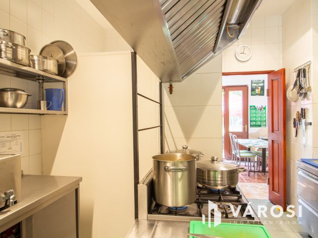 Étterem, egy Termálfürdő bejáratánál