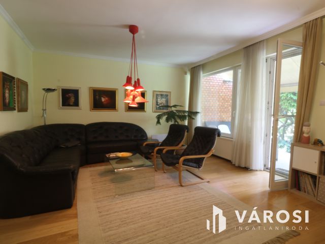 Bérkert utcai sorház, saját kertttel,garázzsal.