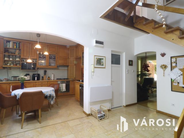 Bérkert utcai sorház, saját kertttel,garázzsal.