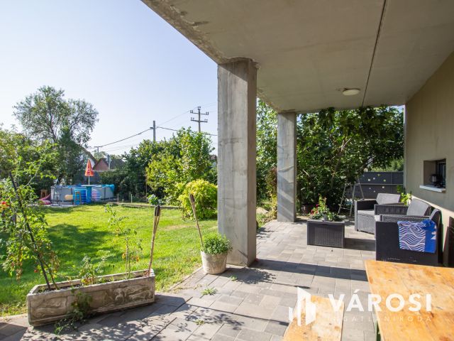 Tágas terek, nagy kerttel, jó helyen