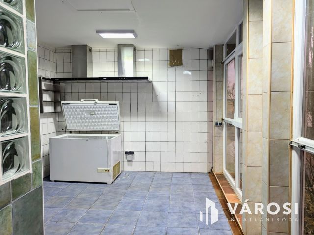 Szórakozóhely Gyula belvárosának legszebb részén kiadó!