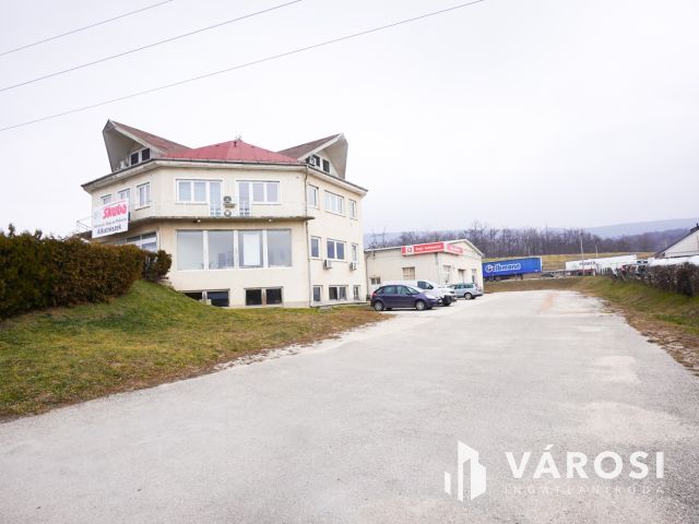 Többfunkciós üzlethelyiség Vértesszőlősön!
