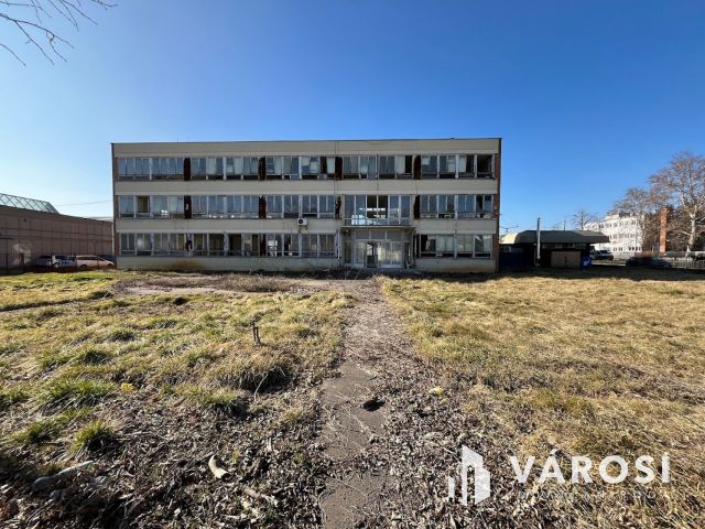 Debrecen kiemelt ipari részén, telephely, irodaház eladó!