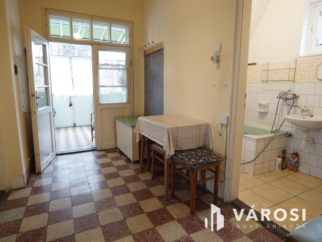 Murakeresztúron családi ház, nagy telekkel!