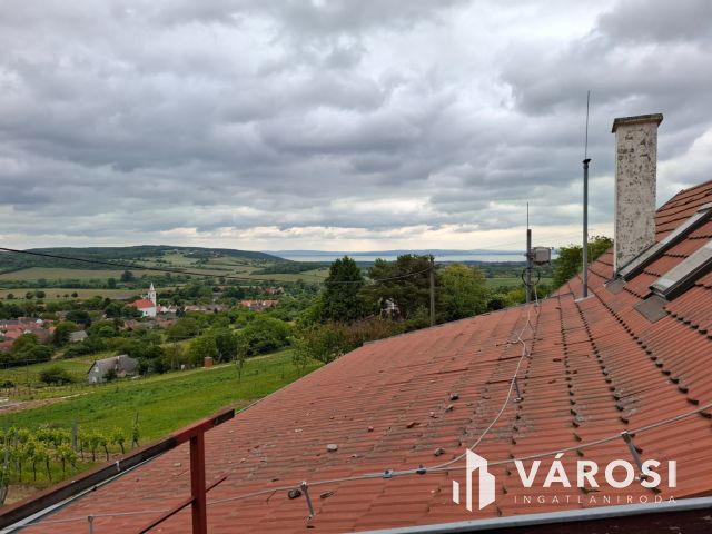 Saját rezsiköltségét megtermelő Balatoni panorámás nyaraló