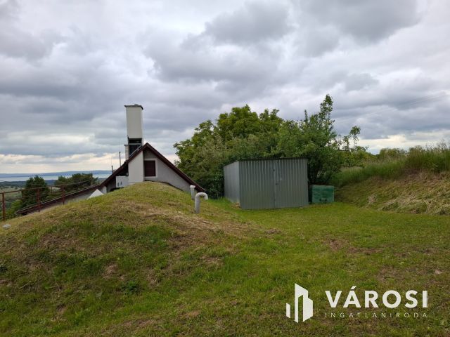 Saját rezsiköltségét megtermelő Balatoni panorámás nyaraló