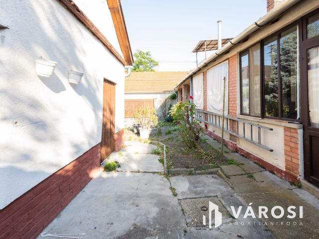 Nagy alapterületű, jó elhelyezkedésű ház az újváros elején