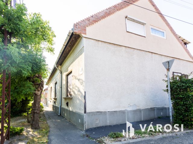 Nagy alapterületű, jó elhelyezkedésű ház az újváros elején