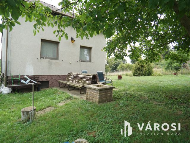 Lakható zárt kert, idilli környezetben