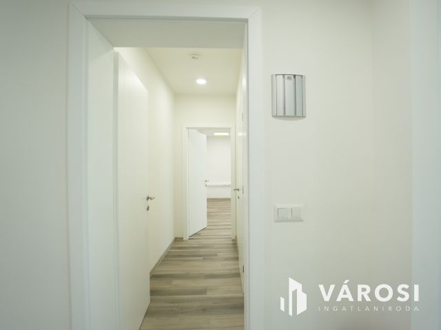 Felújított irodaházban, modern iroda kiadó