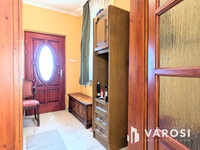 Nappali, 4 szoba, 2 fürdő,nyári lak, medence!