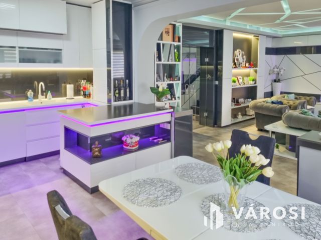 Modern stílusú ikerház, egyedi bútorokkal a belvárosban