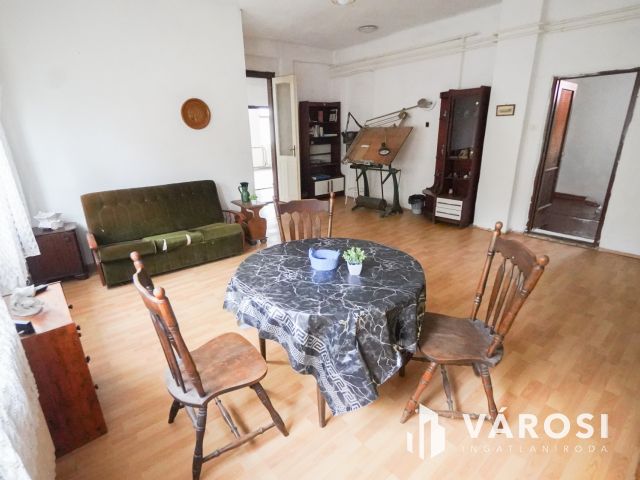 Vecsés központi részén 2 lakásos családi ház!