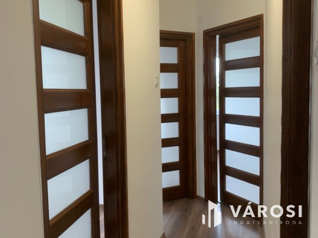 Egy  új, impozáns lakás eladó.