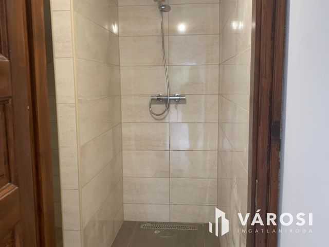 Egy  új, impozáns lakás eladó.