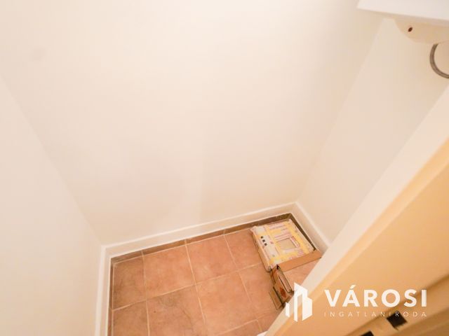 Remek elhelyezkedéssel a Váralja utcában!