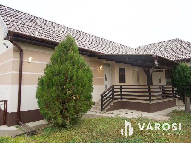 Azonnal költözhető 4 szobás felújított ház a központban