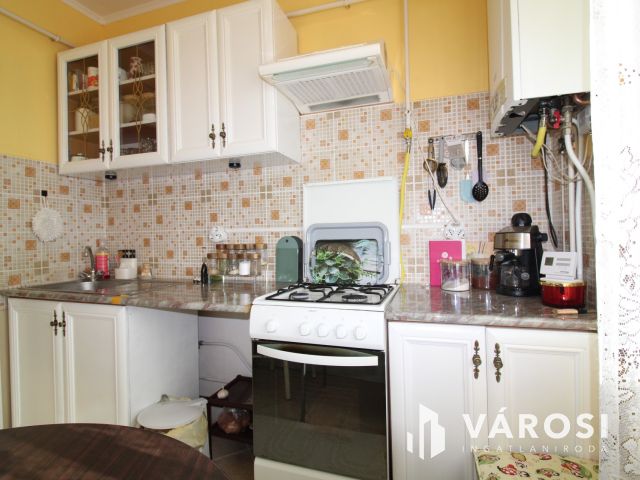 Gyulán alacsony fenntartású 1,5 szobás lakás eladó.