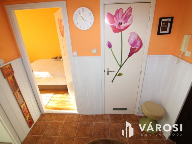 Gyulán alacsony fenntartású 1,5 szobás lakás eladó.