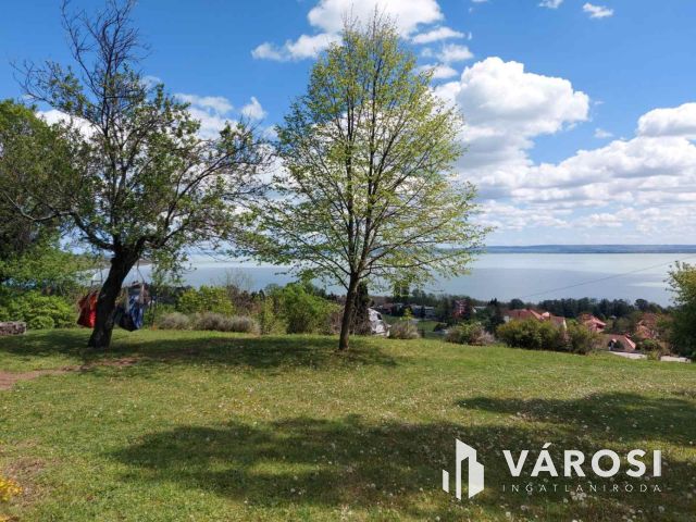 Badacsonyi nyaraló teljes és örök balatoni panorámával eladó