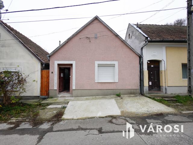 Felújítandó családi ház Tahitótfalu központi részén!