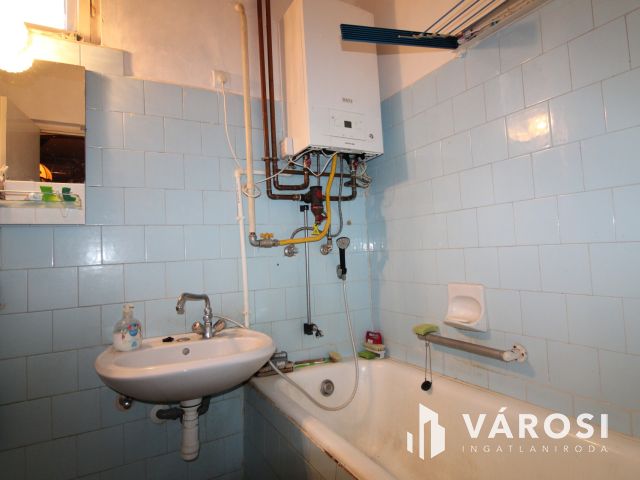 3 szobás ház, garázs és nagy telek.