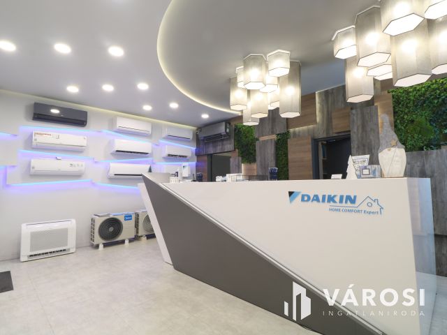 Utcafrontos,főldszinti,kirakatos szép üzlethelyiség eladó.