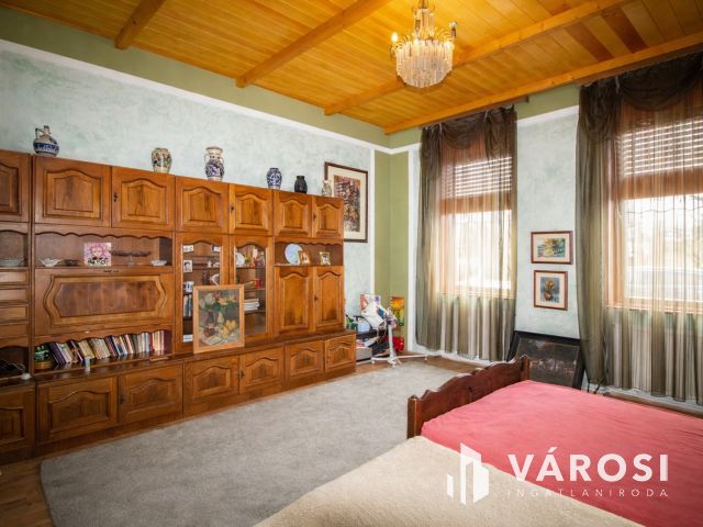 Nagyvonalú terek, polgári hangulat Békéscsaba belvárosában