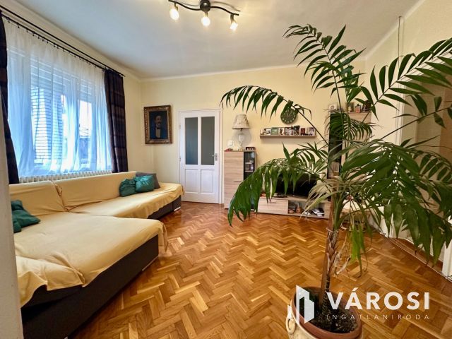 Debrecen egyik LEGSZEBB utcájában kertes ház eladó!