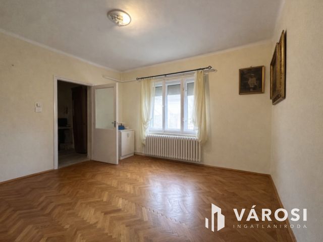 Debrecen egyik LEGSZEBB utcájában kertes ház eladó!