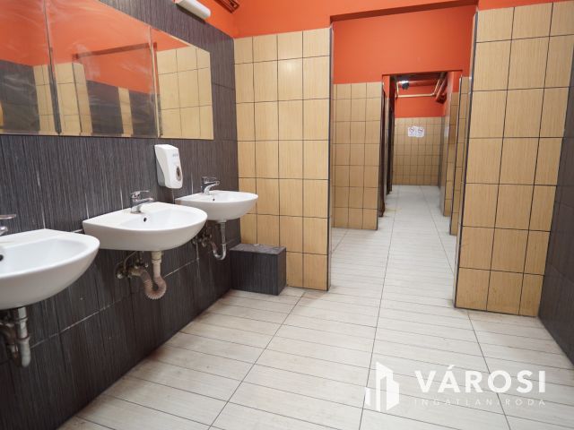 Belvárosi egyedi üzlethelység eladó